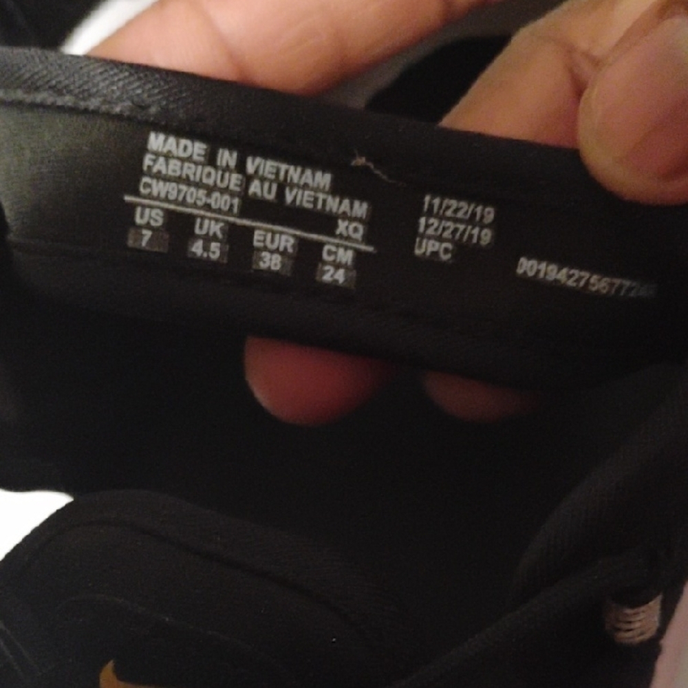 Nike Black and White Sandals with Gold Details - Picture 4 of 7